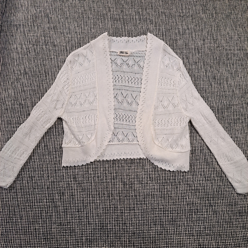 Chic White Women's Knit Shrug - Picture 2 of 6